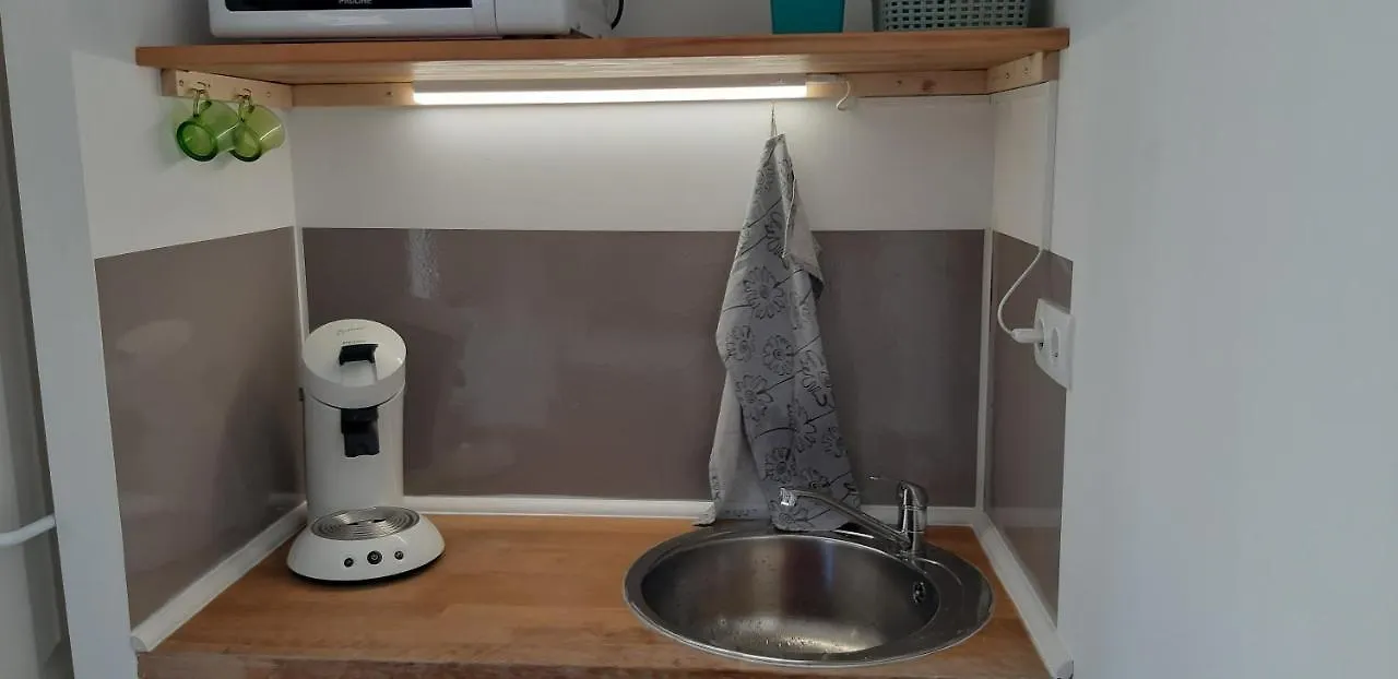 petit studio indépendant dans jardin Marseille France